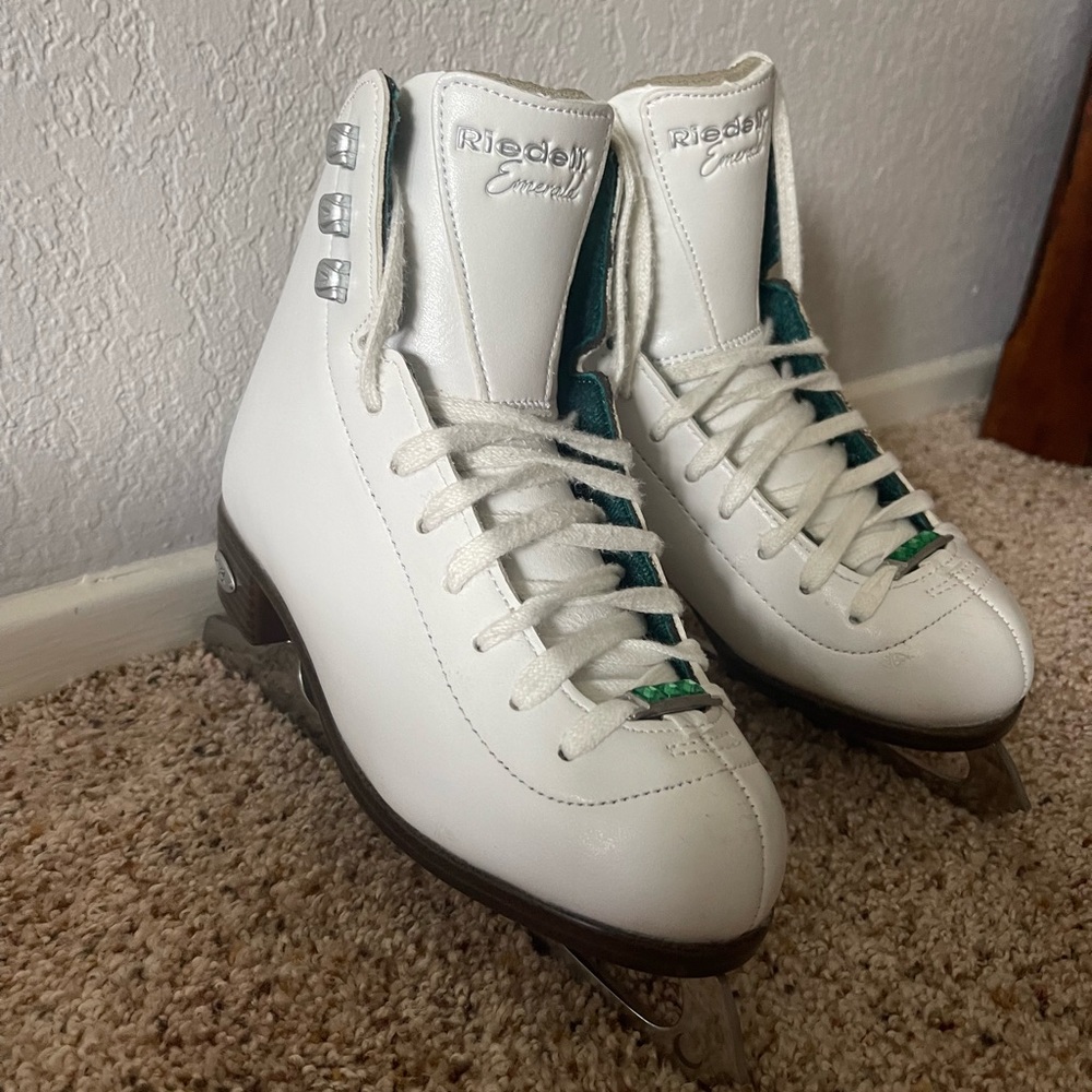 Ridell Emerald Ice Skates - great condition. Lightly worn.